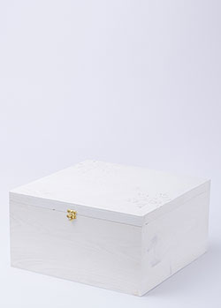 Белая деревянная шкатулка с узором, фото