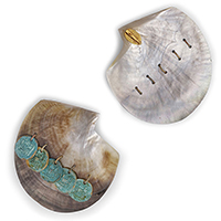 Крупные серьги rockah. Siren’s Treasures из половинки натуральной раковины с монетами Краба в патине, фото