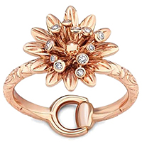 Тонкое кольцо Gucci Flora из розового золота с гравировкой и бриллиантами на цветке, фото