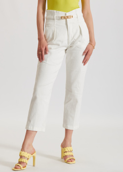 Белые джинсы Pinko с металлическим логотипом, фото