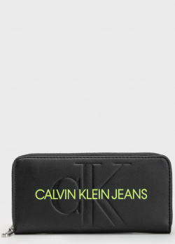 Черный кошелек Calvin Klein с фирменной надписью, фото